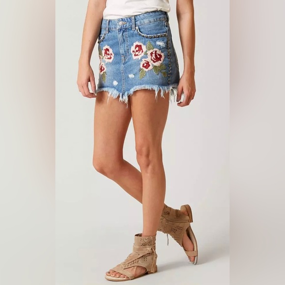 Free People Wild Rose Embroidered Denim Mini Skirt Studded Frayed Hem Size 25 - Picture 2 of 8